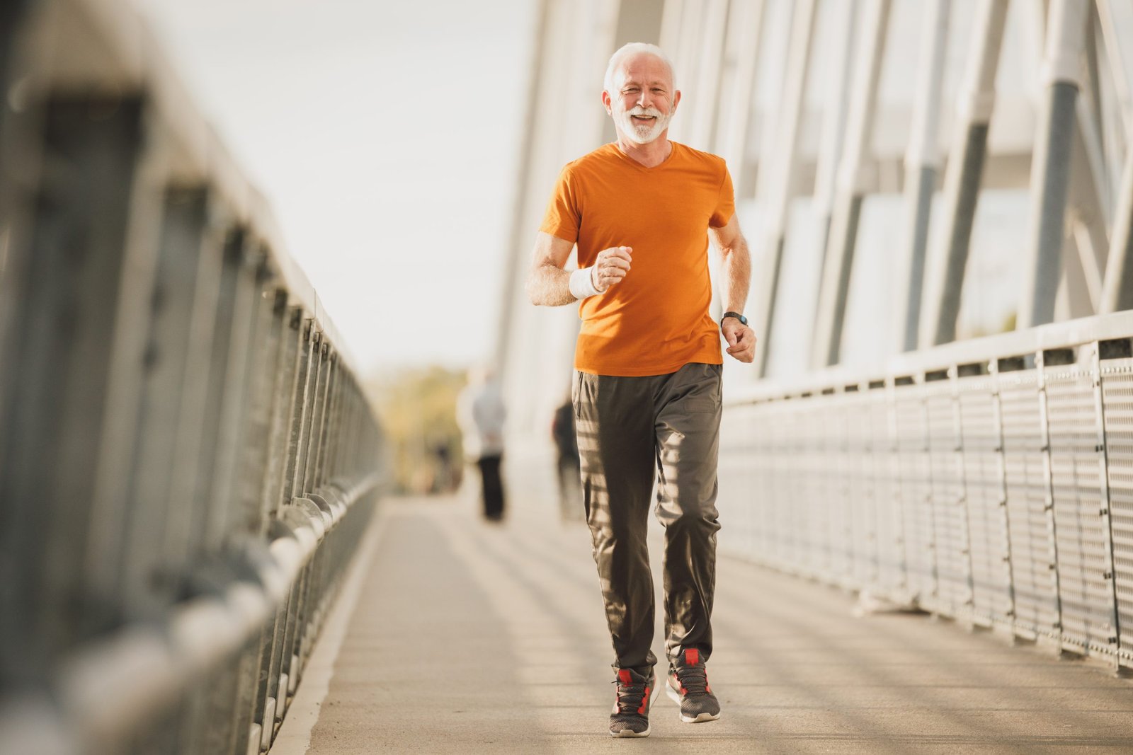 SARCOPENIA. PREVENZIONE CON ATTIVITA FISICA. uOMO DI MEZZA ETA CHE CORRE ALL'APERTO