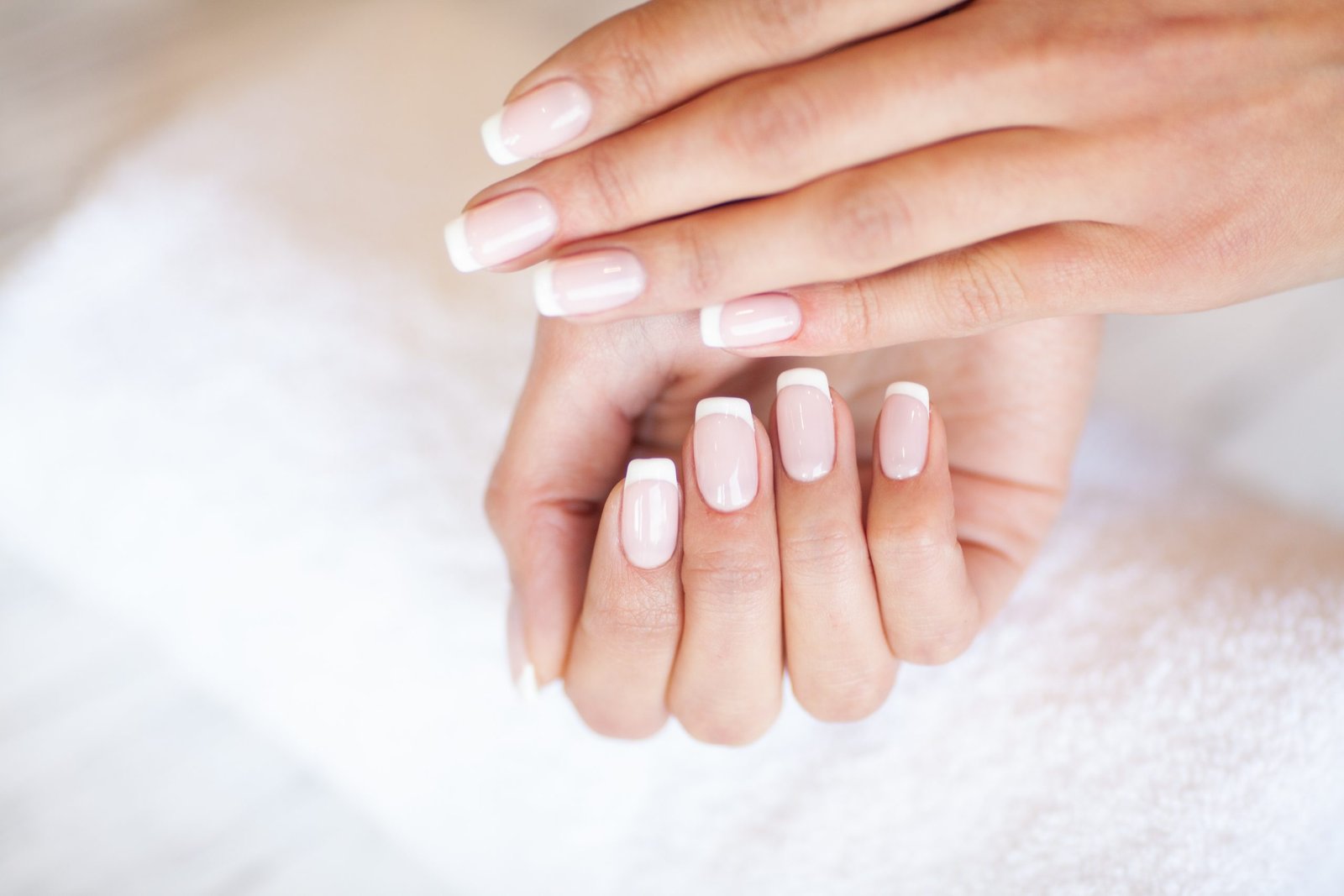 Cura delle mani femminili. Primo piano di bellissime mani femminili CONCETTO Come fare una perfetta manicure fai da te su unghie naturali