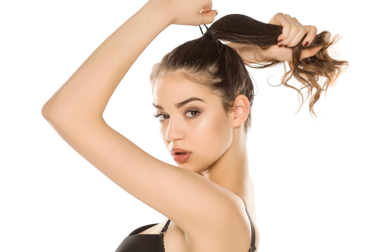 ragazza in primo piano che si fa una coda ai capelli. concetto msms capelli funziona