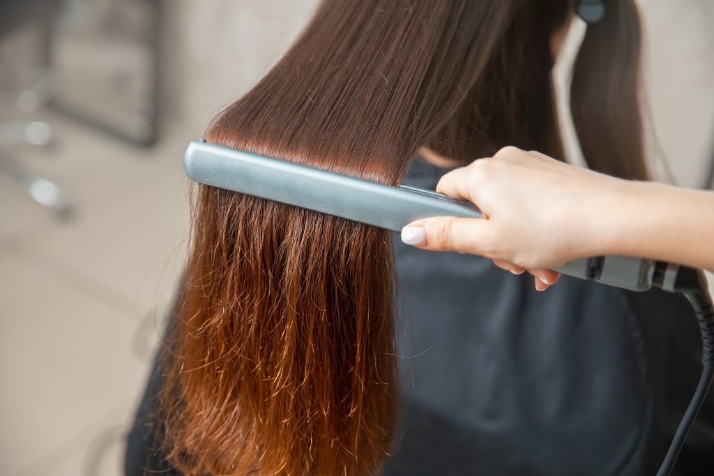 piastra per capelli passata su capelli lunghi 