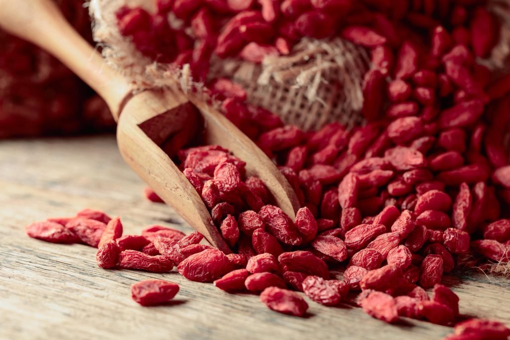 primo piano di bacche di goji con cucchiaio di legno