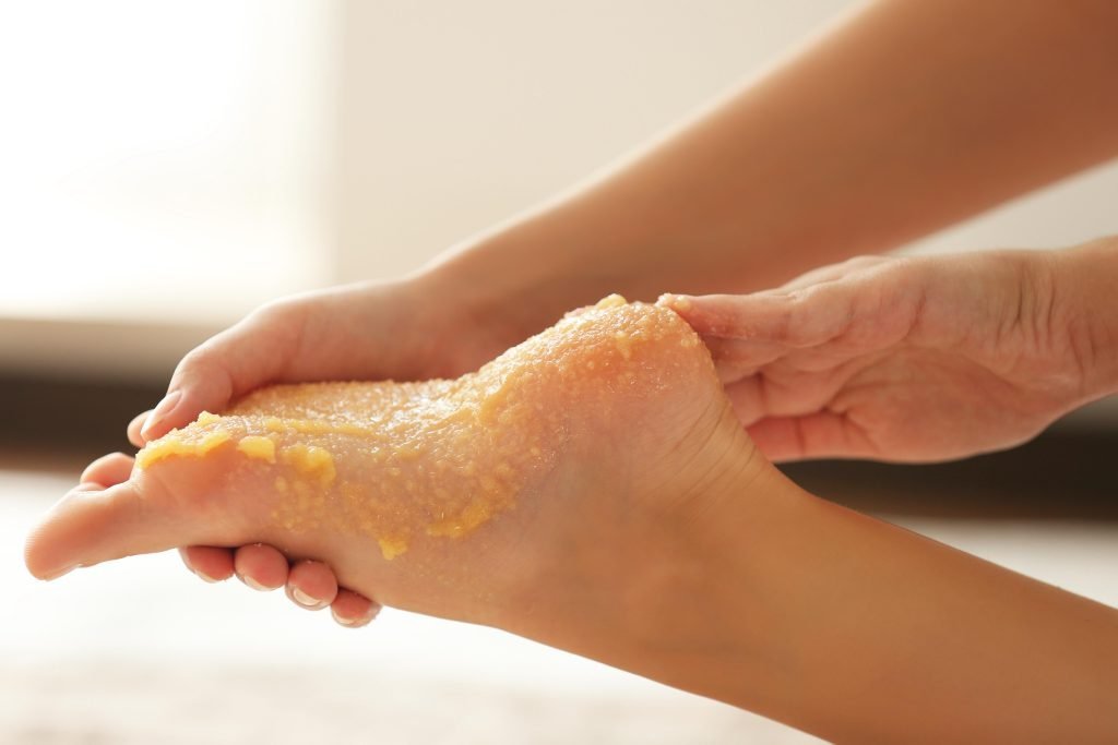 primo piano di pedicure con scrub del piede