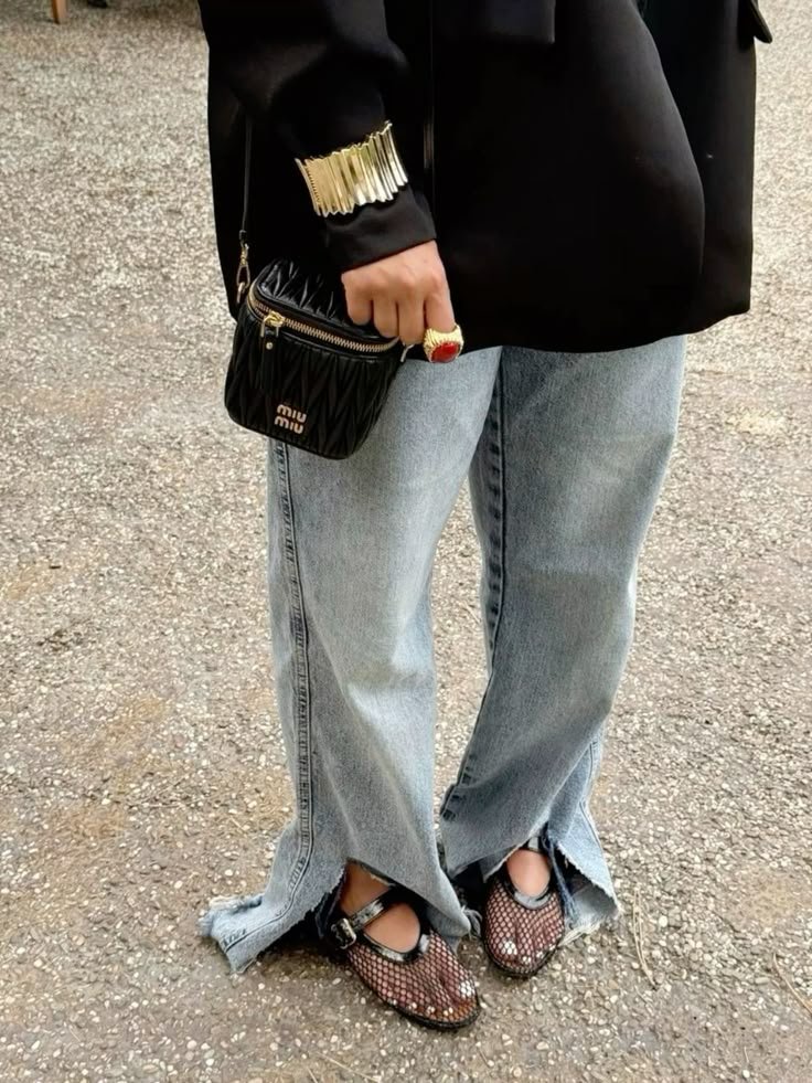 primo piano dalla vita in giu di donna che indossa jeans blazer e ballerine in rete 