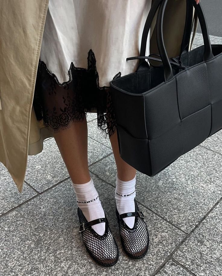 primo piano di outfit ripreso dalla vita in giu di donna che indossa ballerine in rete 