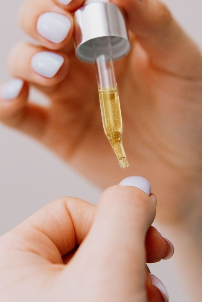 OLIO PER CUTICOLE CHE CRESCONO TROPPO primo piano della applicazione 