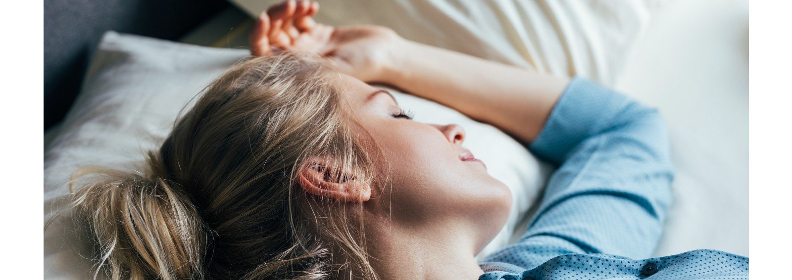 primo piano di donna che dorme - concetto Dormire poco rischi