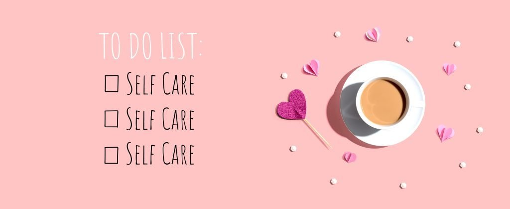Cura di sé - Lista delle cose da fare con una tazza di caffè e cuori di carta - disposizione piatta
