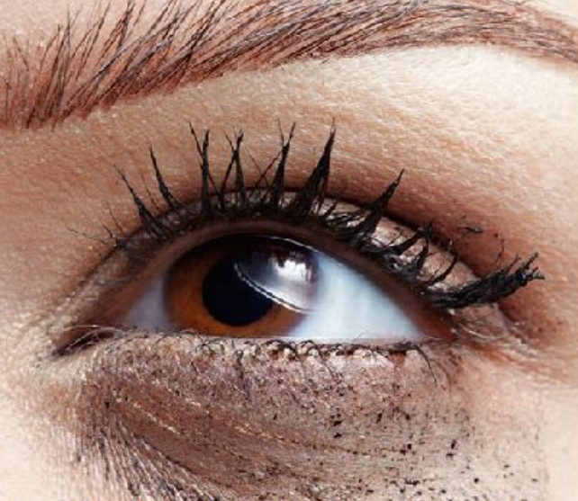 close up di occhio truccato con mascara waterproof 