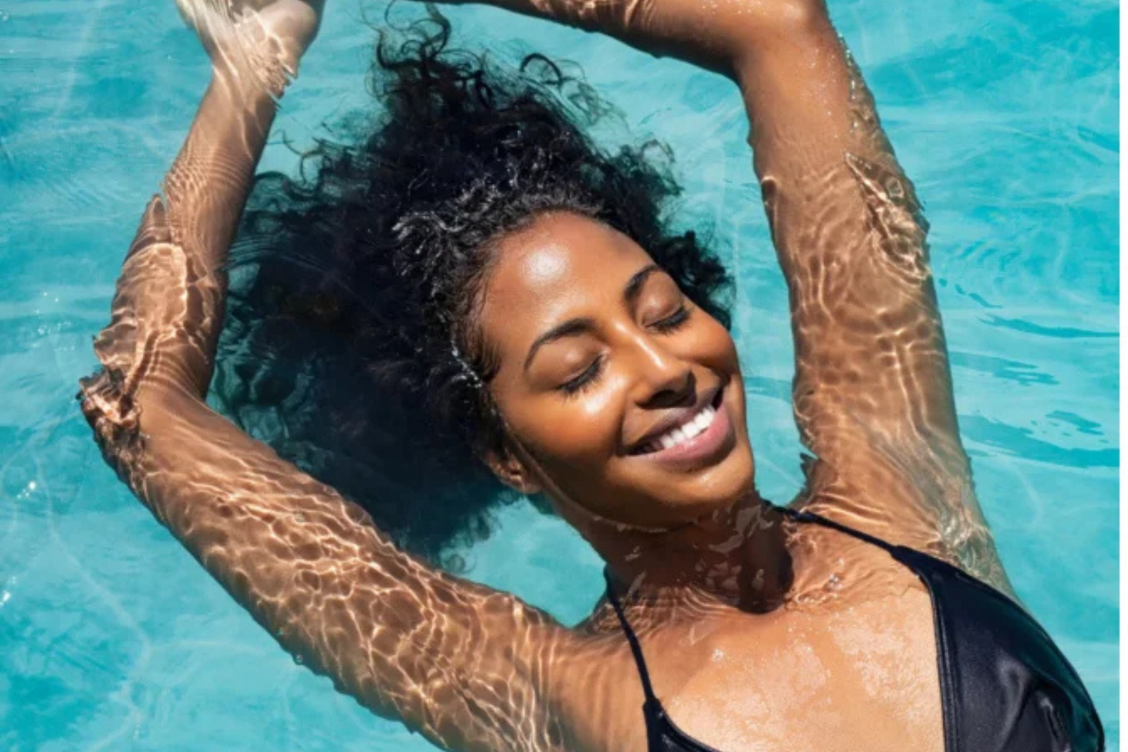 concetto Come truccarsi per andare al mare-ragazza in piscina si lascia galleggiare a occhi chiusi indossando makeup super naturale
