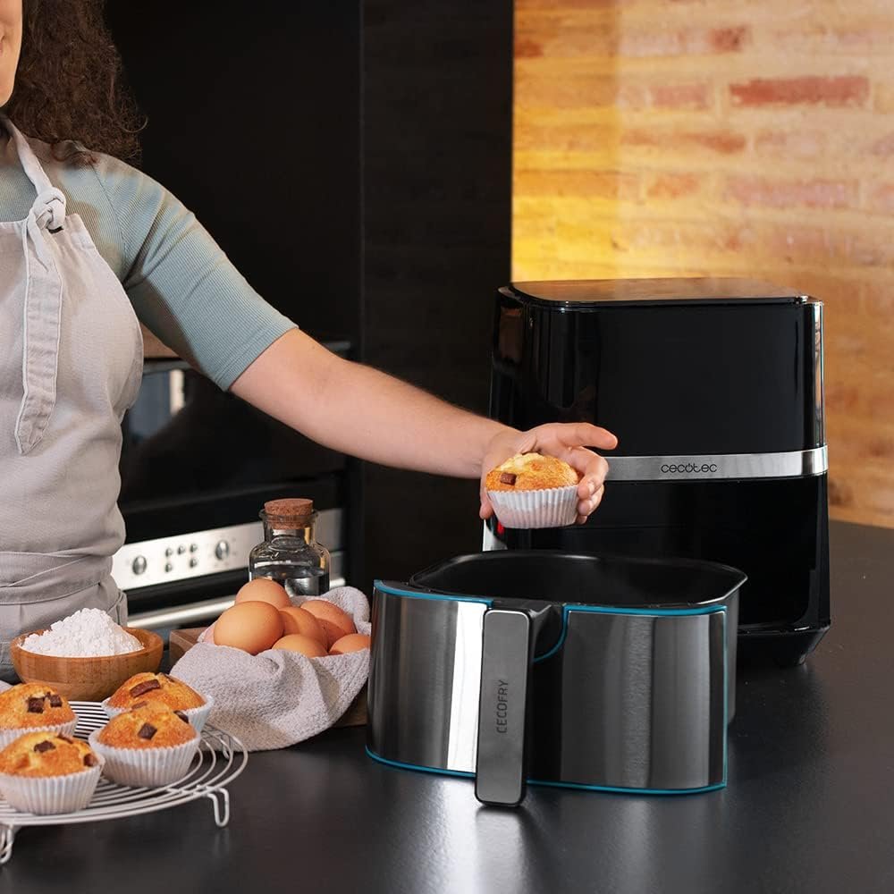 Friggitrice ad aria vs Forno Ventilato CLOSE UP DI DONNA CHE CUCINA UN MUFFIN NELLA FRIGGITRICE AD ARIA 