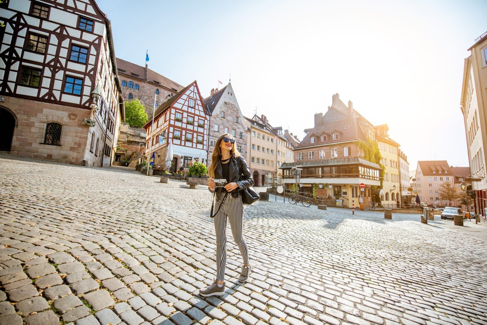Giovane turista che cammina nella splendida piazza cittadina nel centro storico di Norimberga, Germania