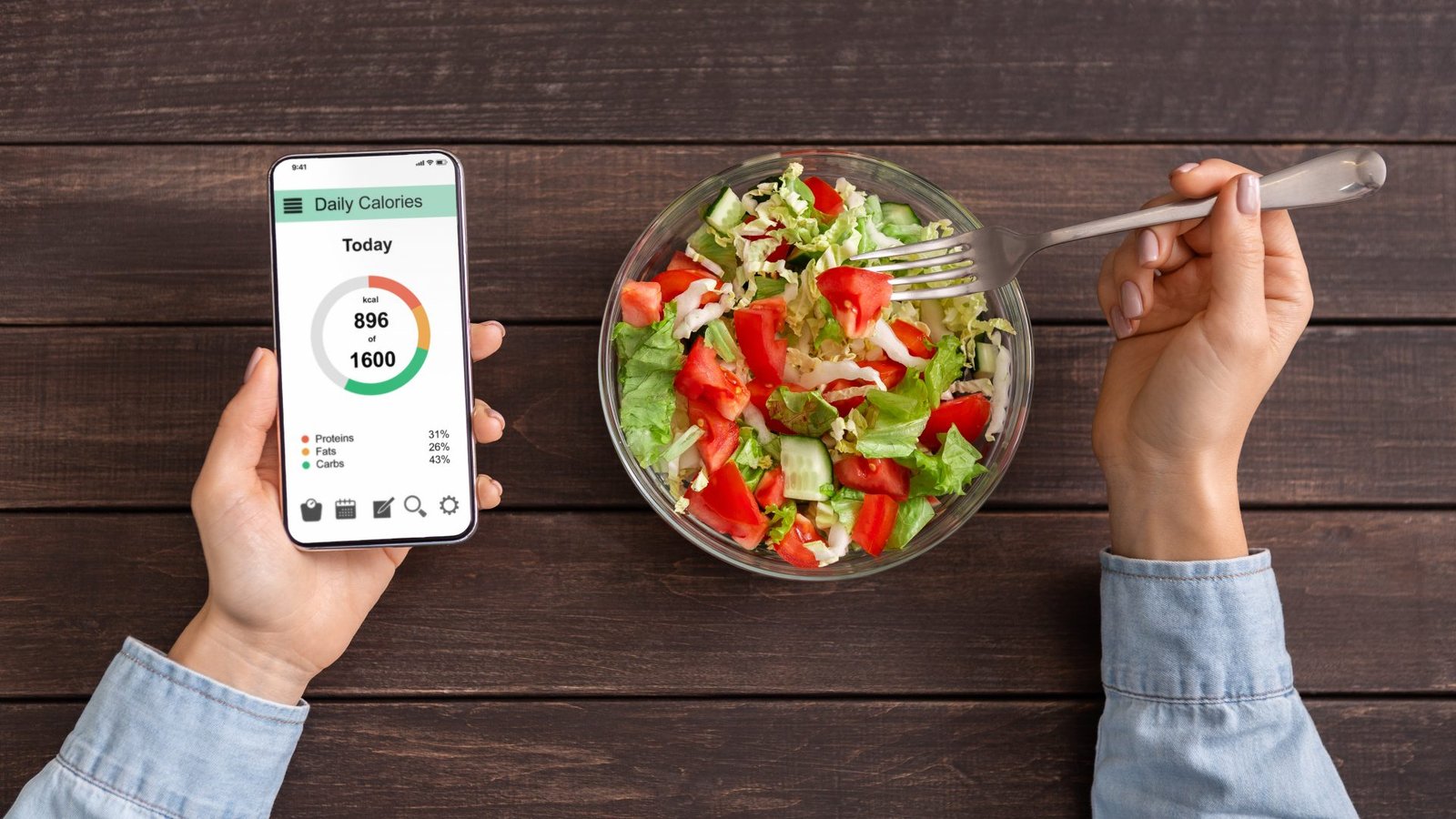 Concetto di alimentazione intelligente , pianificazione della dieta e motivazione per sport e vita sana. Donna che mangia insalata di verdure fresche e conta le calorie su un'applicazione mobile, vista dall'alto.