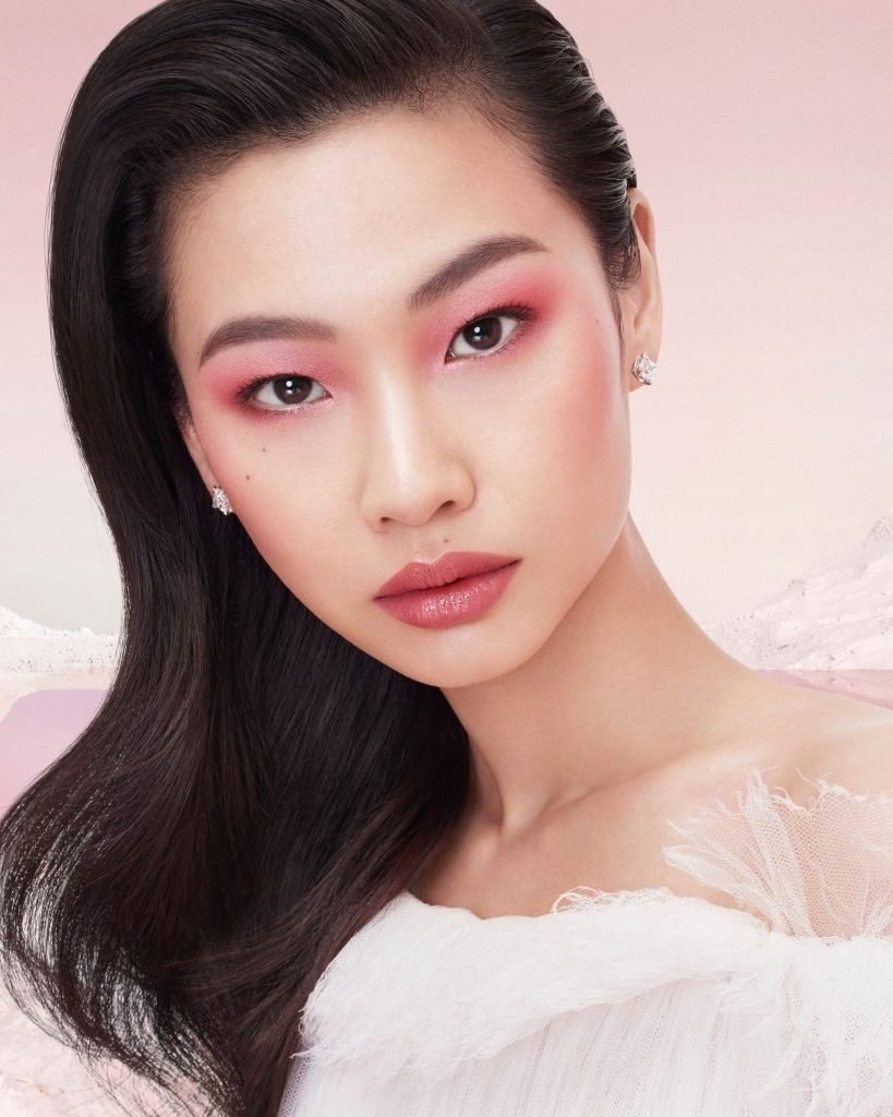Louis Vuitton Make Up look della direttrice creativa Path Mc Grath su una modella