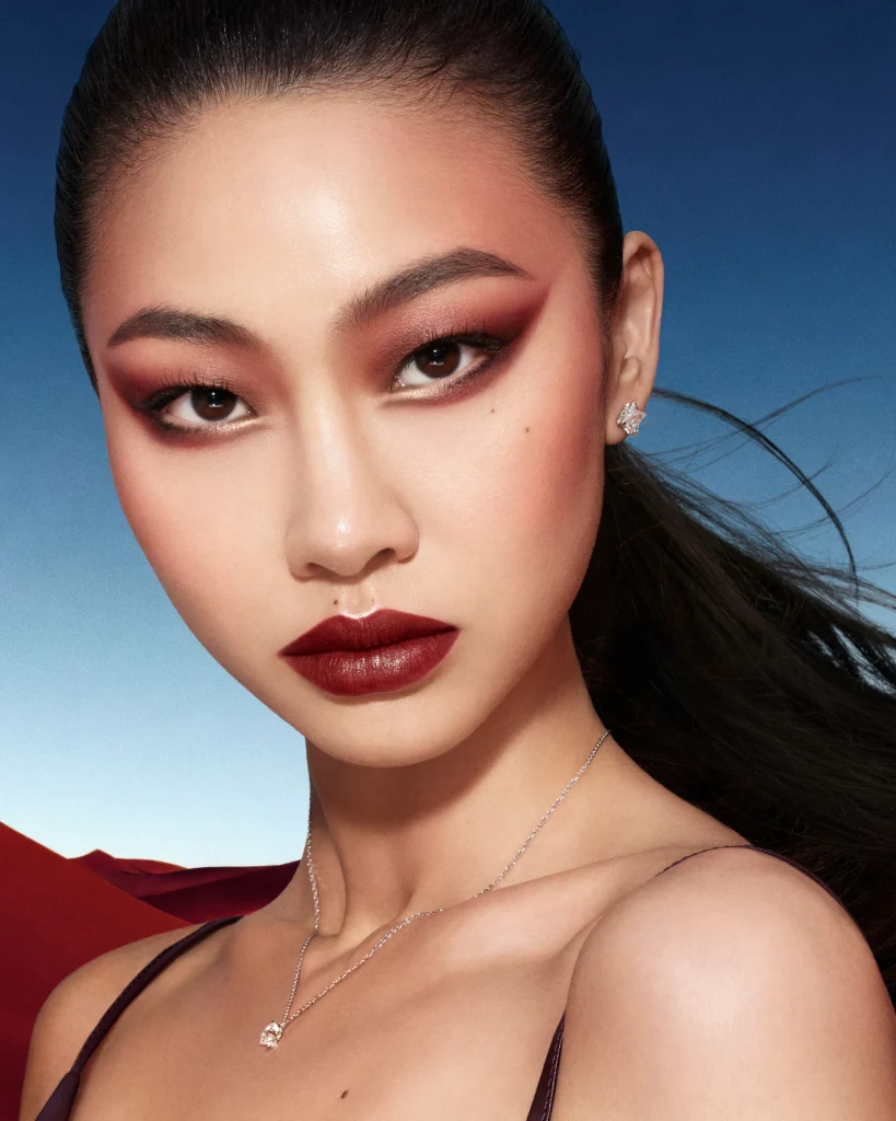 Louis Vuitton Make Up look della direttrice creativa Path Mc Grath su una modella