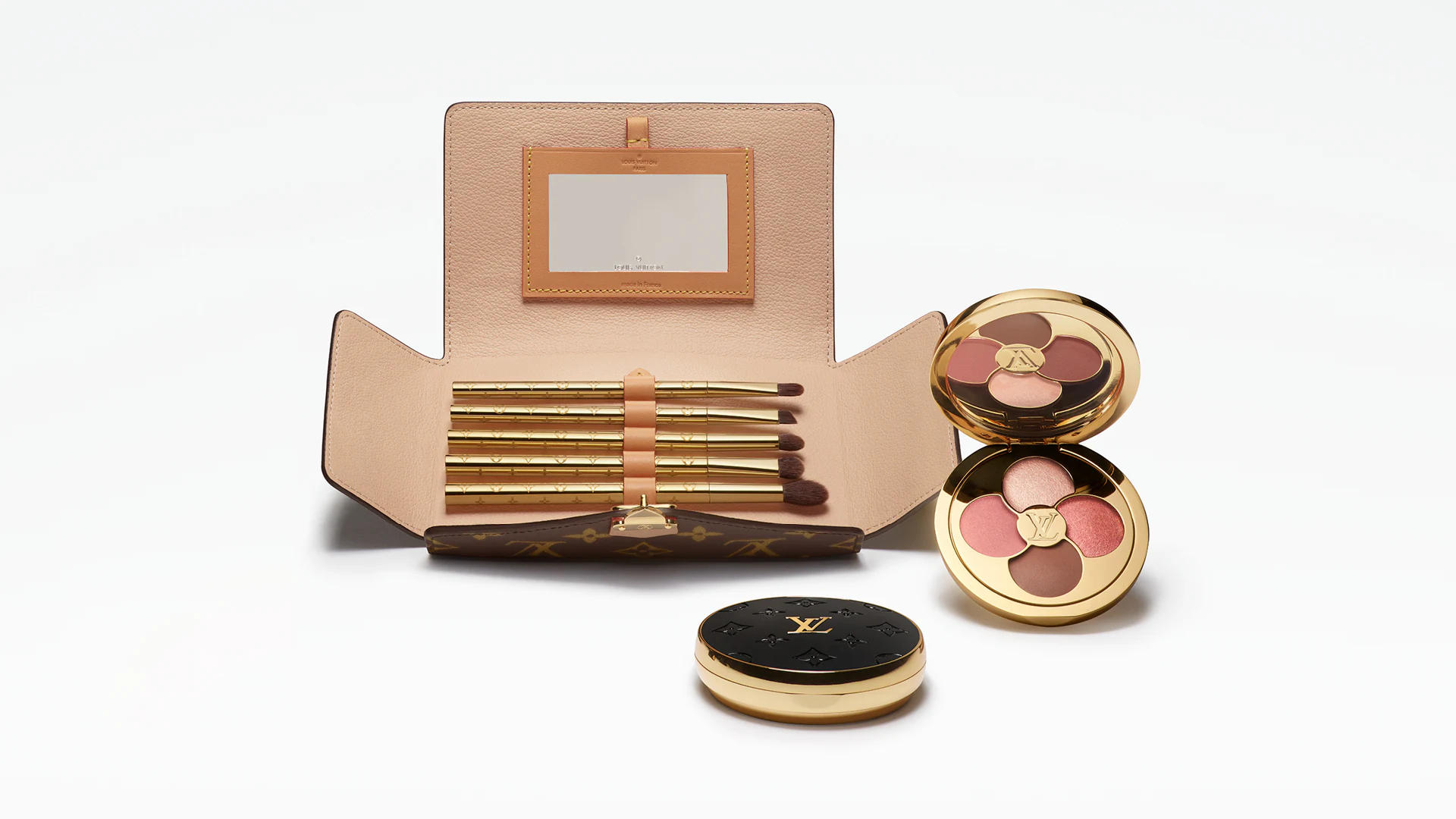 LOUIS VUITTON MAKE UP selezione degli accessori della linea : porta pennelli e palette