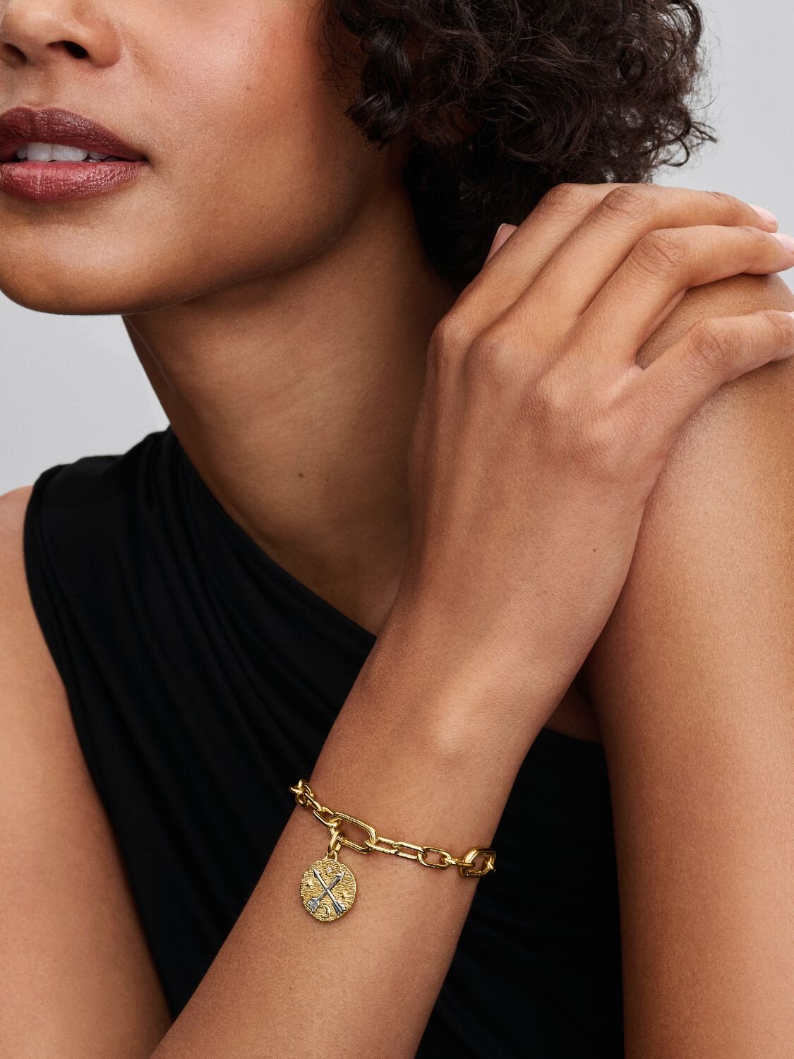 BRACCIALE INDOSSATO DA MODELLA NERA CON CHARM TALISMAN DELLA COLLABORAZIONE ANNALISA PANDORA 