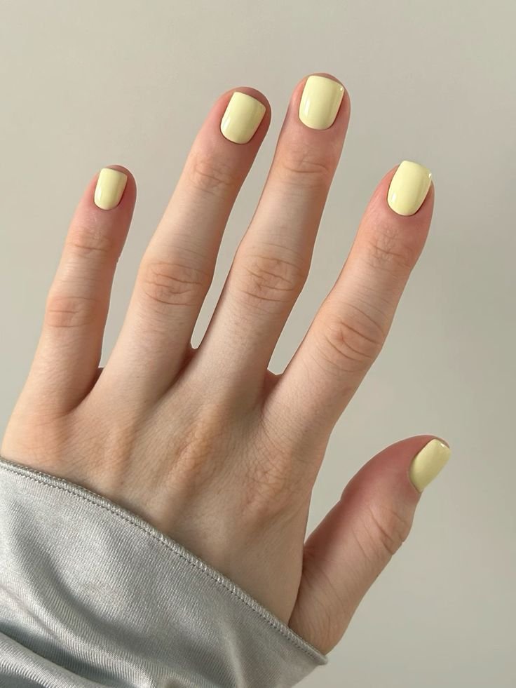 MANICURE AUTUNNALI GIALLO BURRO 