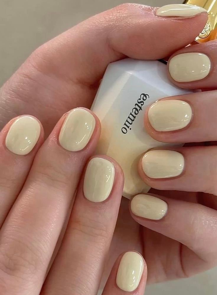 MANICURE AUTUNNALI GIALLO BURRO 