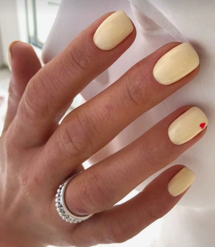 MANICURE AUTUNNALI GIALLO BURRO 