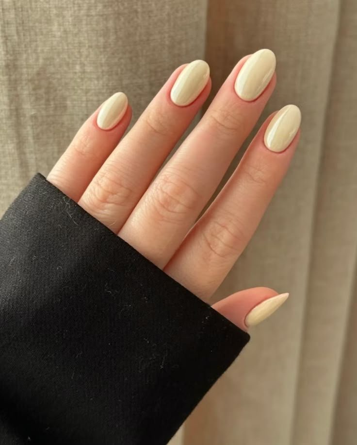 MANICURE AUTUNNALI GIALLO BURRO 