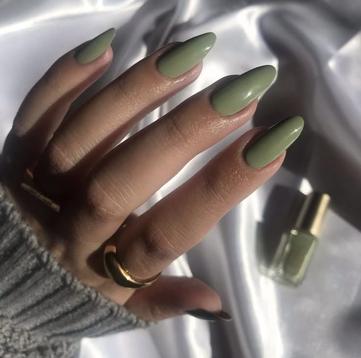 MANICURE AUTUNNALI VERDE MILITARE