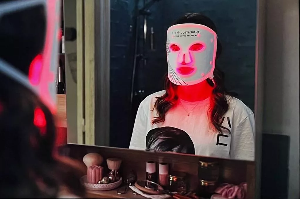 Lily Collins in una puntata di Emily in Paris indossa la Curretbody skin Led mask 