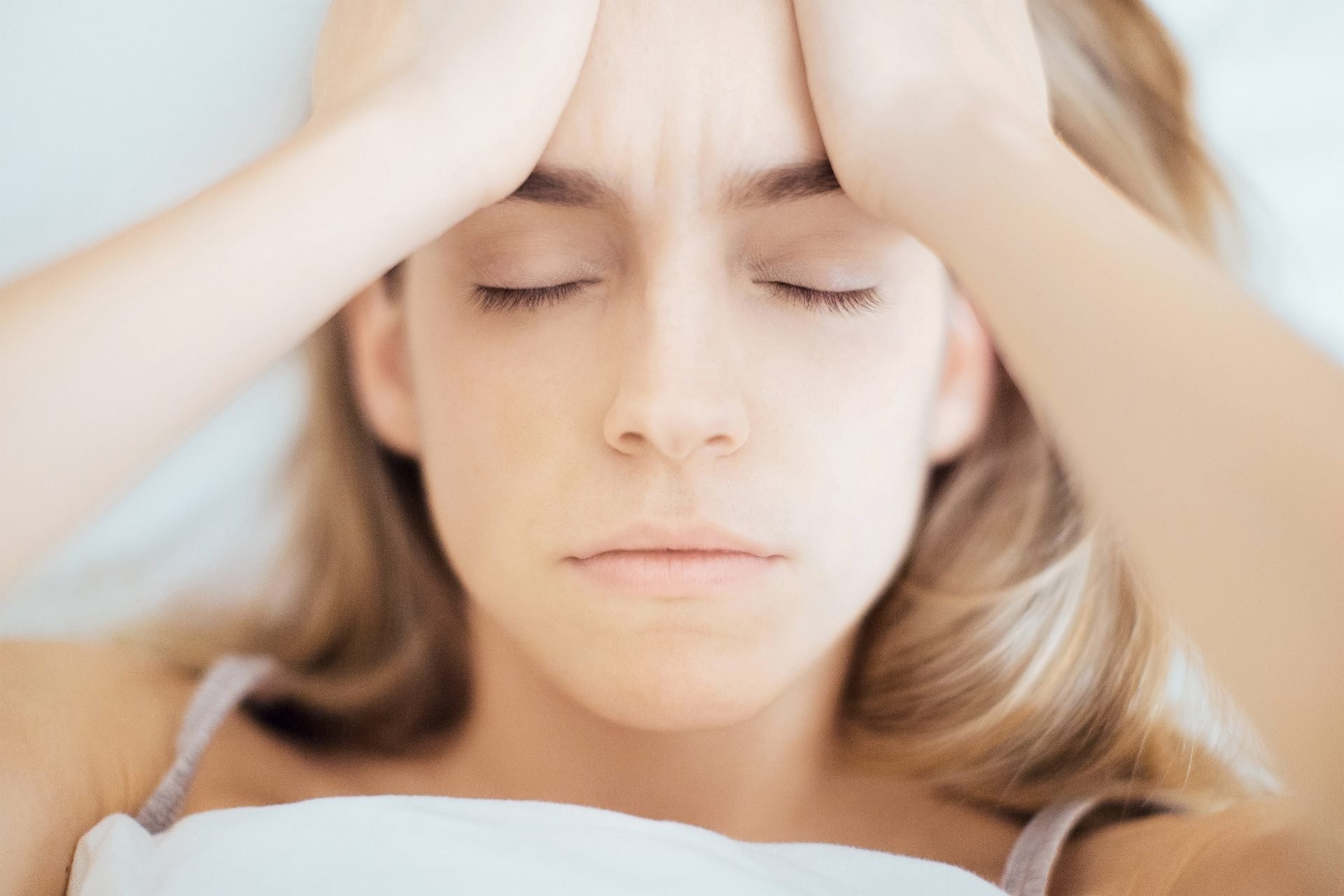 CONCETTO QUALE TIPO DI MAGNESIO ASSUMERE IN MENOPAUSA- DONNA CHE SI TOCCA LA FRONTE COME SE FOSSE SOTTO SOTTO STRESS 