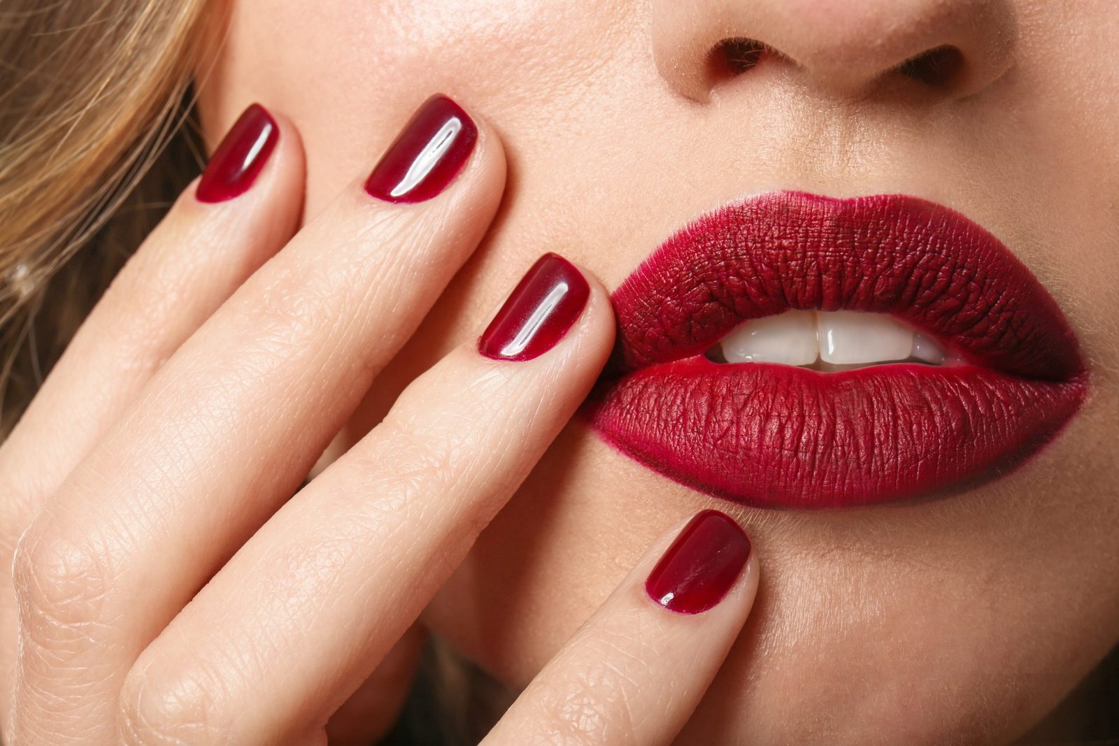 Giovane donna alla moda con una manicure impeccabile, primo piano. Tema: come far durare lo smalto a lungo