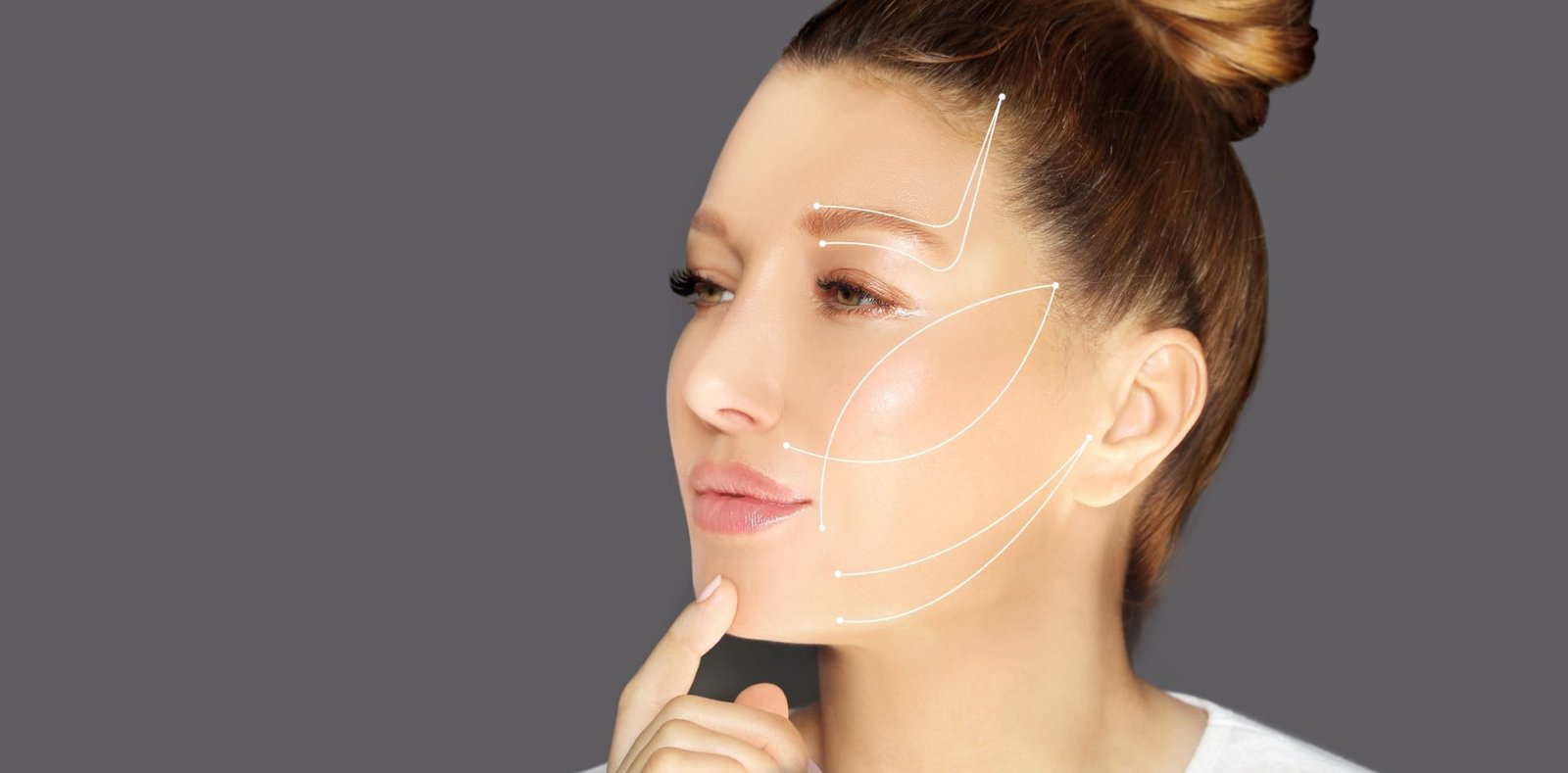 concetto : il collagene fa ingrassare o ha solo effetti benefici sul nostro corpo?- primo piano di donna con disegnate sul viso delle linne che illustrano dove possono esserci cedimenti strutturali del volto 