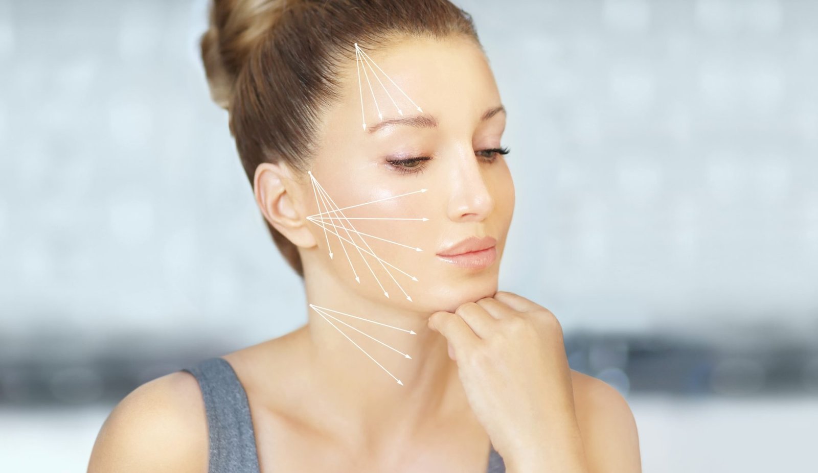 concetto di skincare antiage microneedling liquido zone viso da trattare. Bellissima signora matura in primo piano 