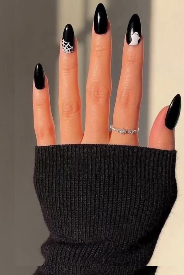 idee unghie halloween nere