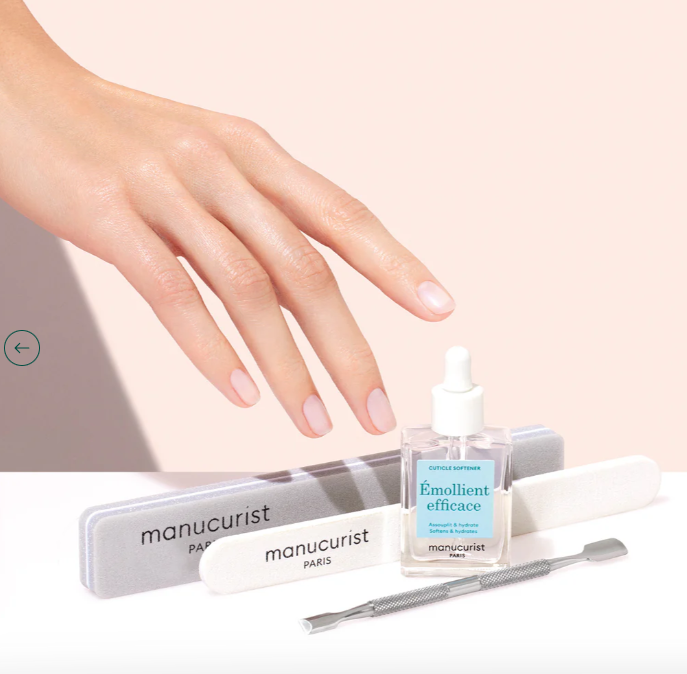 emeolliente cuticole di manucurist con lime e spingicuticole. Primo piano sulla mano curata 