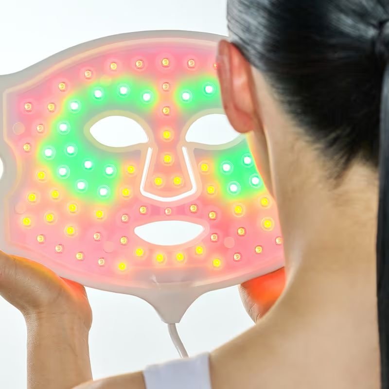 donna di spalle che sta per fare la maschera led viso - concetto di maschere LED viso funzionano davvero