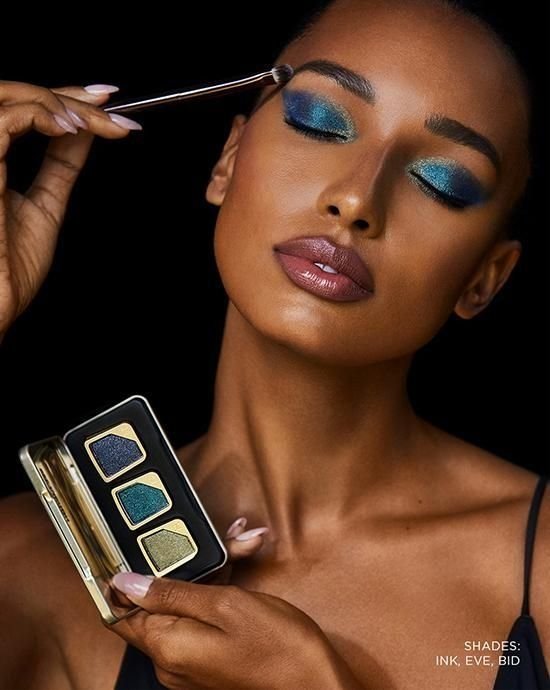 transformative teal colore 2026 per coloro e WGSN: idee per il makeup 