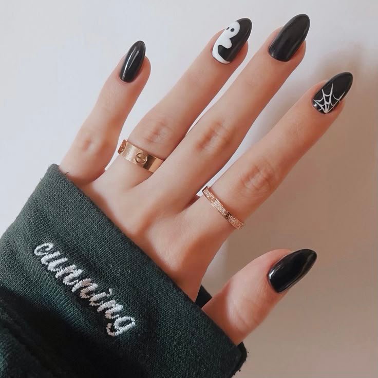 idee unghie halloween nere