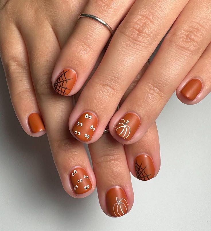 Idee unghie Halloween arancioni