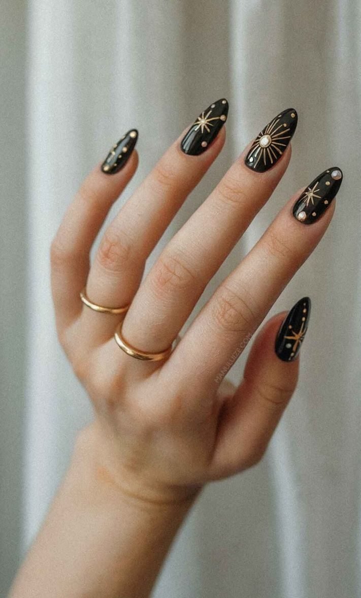 Idee unghie Halloween oro e nere