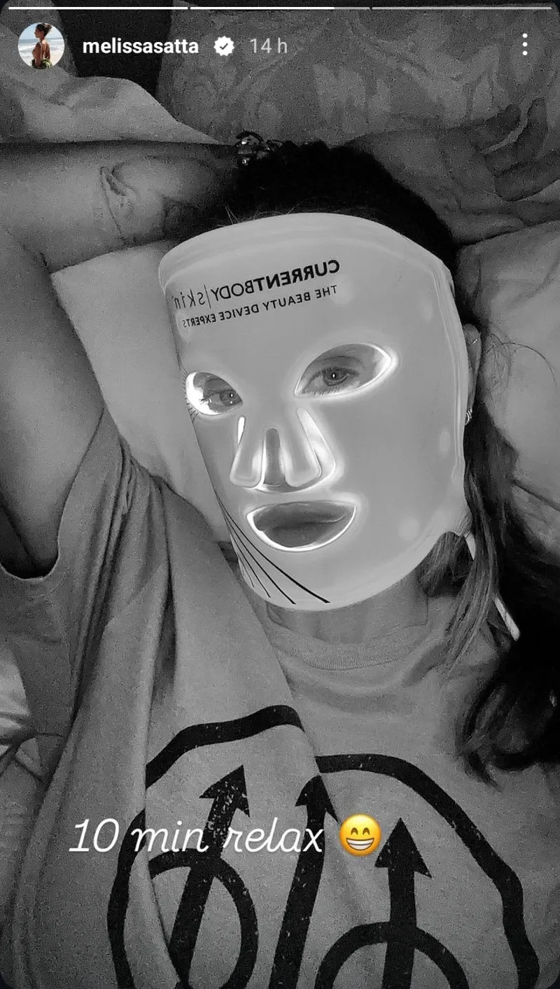Melissa Satta che indossa la maschera led viso currentbody