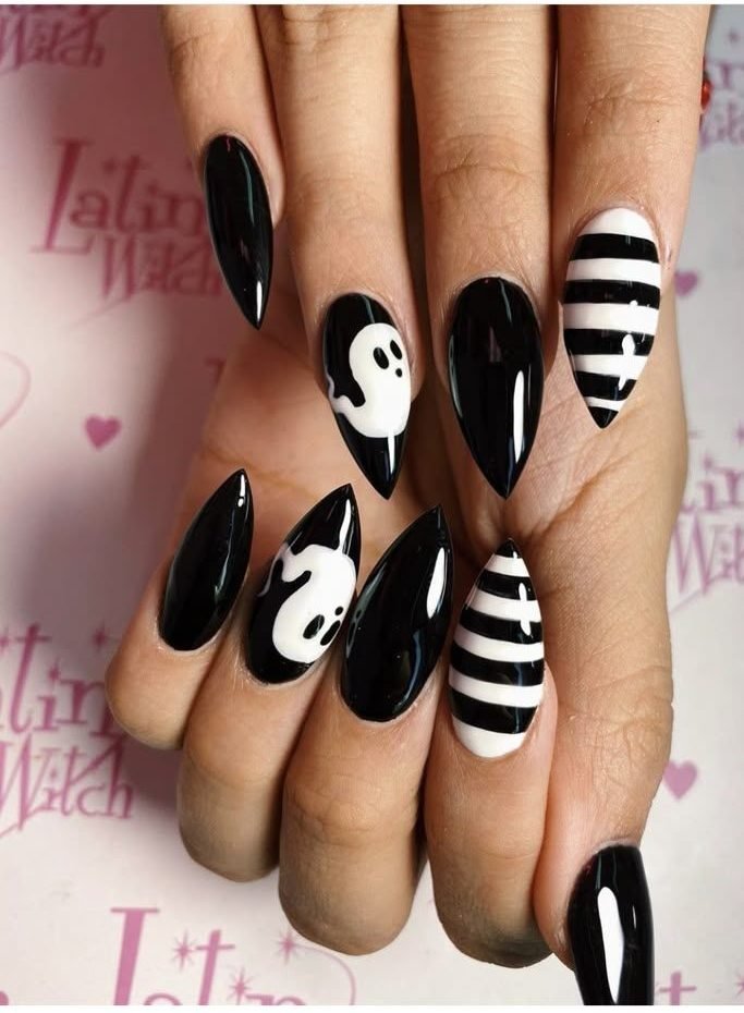 idee unghie halloween nere con fantasmi