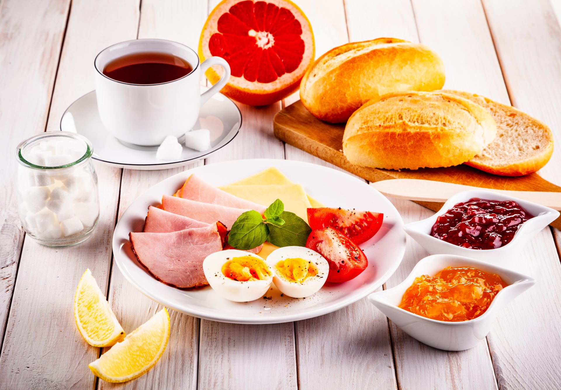Colazione continentale sul tavolo di legno _ COLAZIONE IDEALE IN MENOPAUSA 