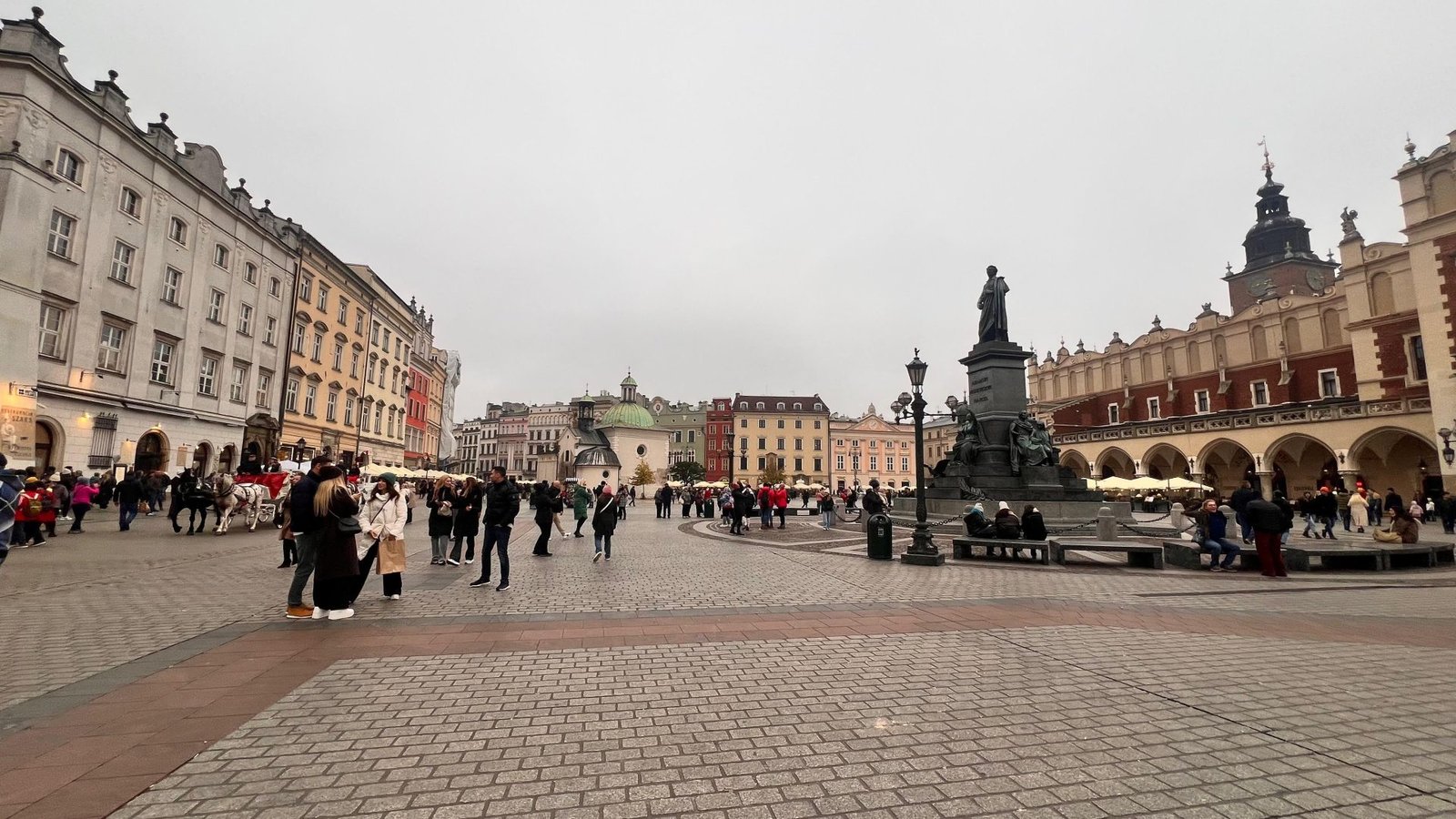 Cosa vedere a Cracovia in un weekend: la piazza del mercato