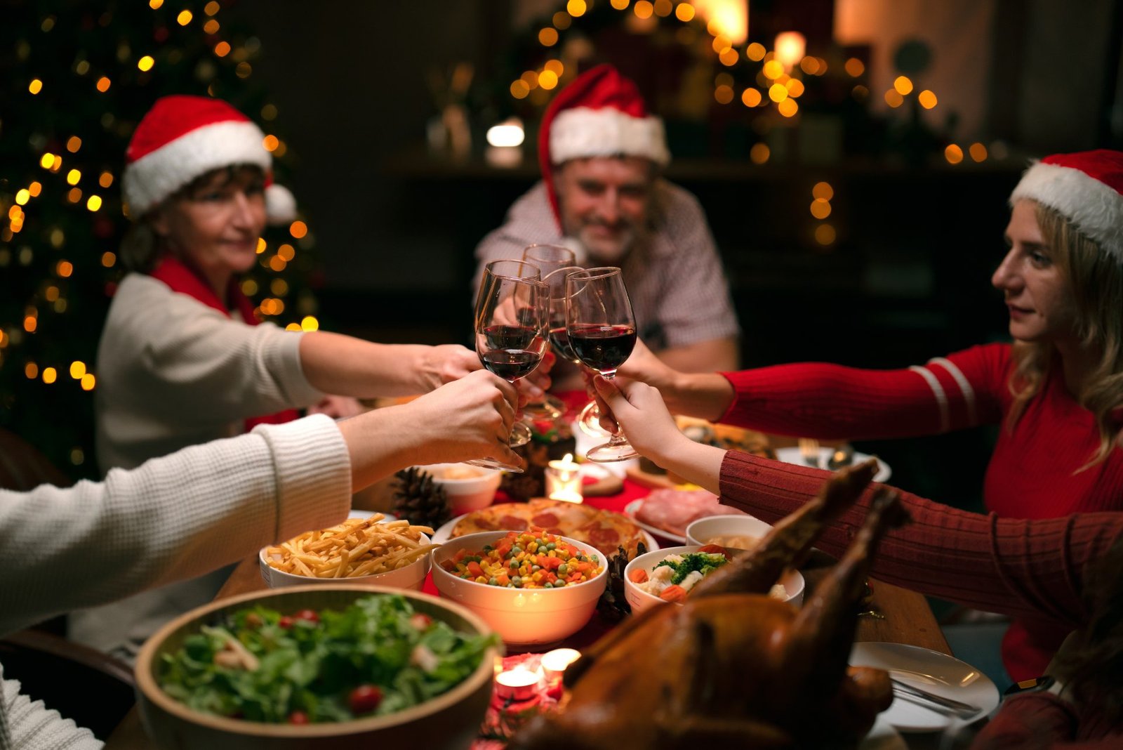 Tavolo con tacchino arrosto e cibo per la festa di Natale e Capodanno di una famiglia americana a casa, i membri della famiglia si godono una cena a base di tacchino arrosto fatto in casa insieme in casa. Concetto come non ingrassare durante le feste 