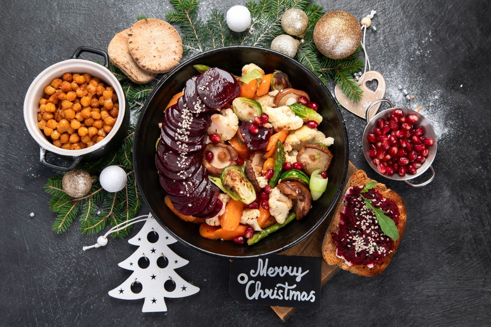 Verdure al forno, arrosto e grigliate in padella su fondo scuro. Barbabietola, carota, funghi, zucca e cavoletti di Bruxelles. Pranzo di Natale, cena di Natale vegetariana, vista dall'alto. Concetto come non ingrassare durante le feste 