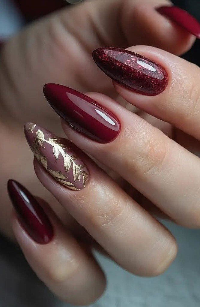 Idee Unghie Rosse Natalizie con Piccoli Dettagli Oro