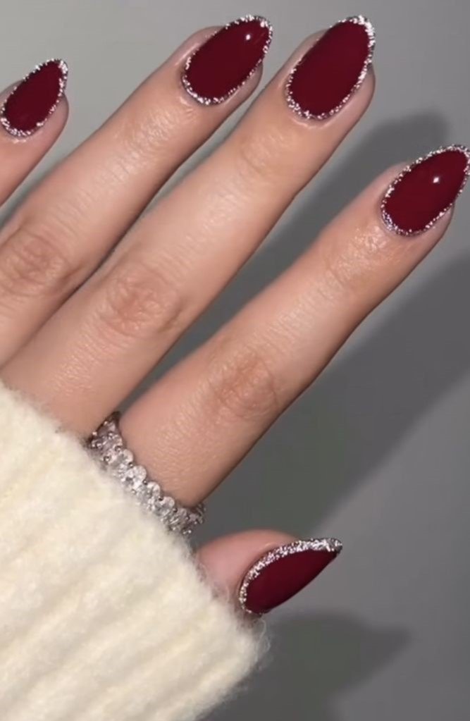Idee Unghie Rosse Natalizie con Micro Glitter