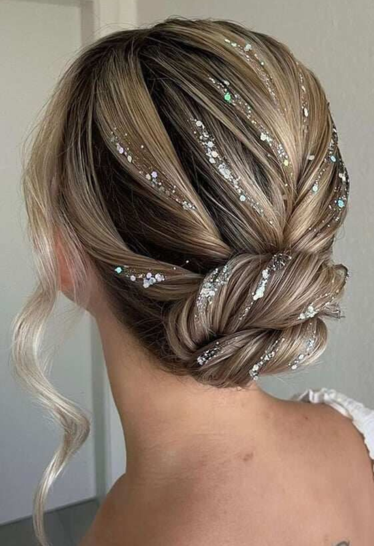 acconciature natalizie semplici: chignon morbido basso con glitter 