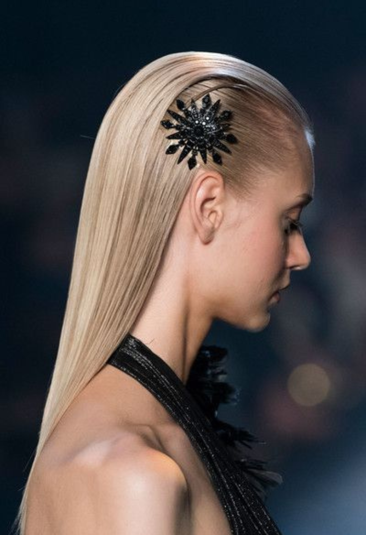 Acconciature natalizie semplici capelli lisci 