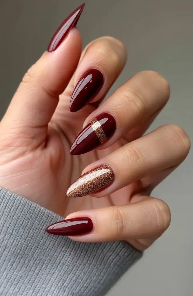 Idee Unghie Rosse Natalizie con Piccoli Dettagli Oro