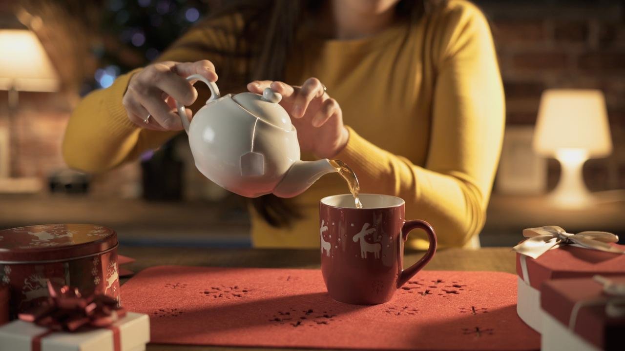 donna che beve tisana . concetto come non ingrassare durante le feste 