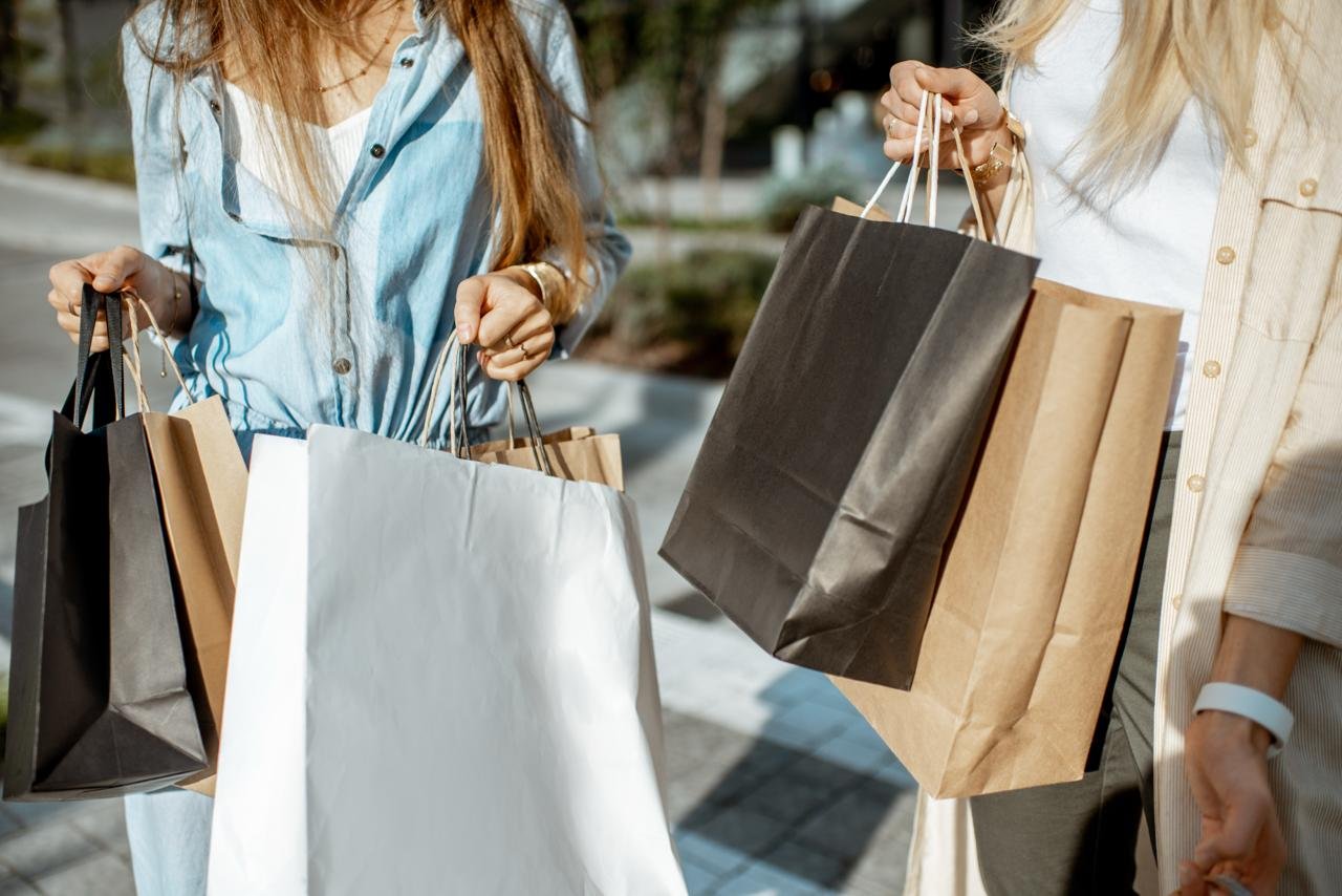  Saldi invernali 2026: cosa comprare. ragazze fanno shopping 
